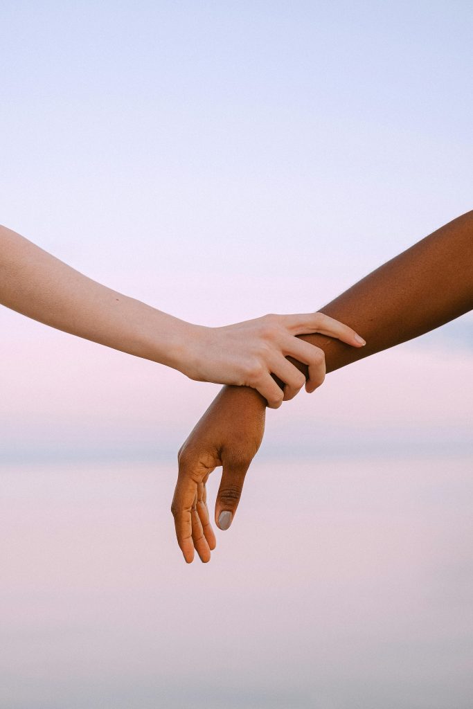 Photo de Anna Shvets: https://www.pexels.com/fr-fr/photo/mains-gens-personnes-individus-4672710/