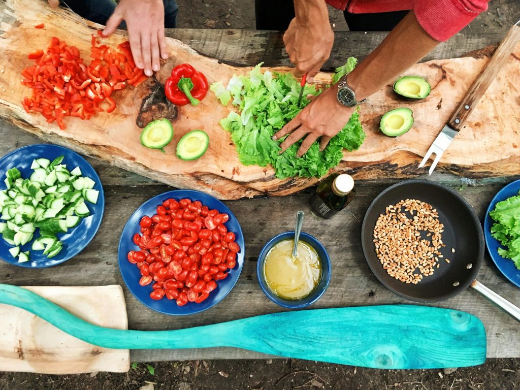 Photo de Maarten van den Heuvel: https://www.pexels.com/fr-fr/photo/personne-tenant-des-legumes-en-tranches-2284166/